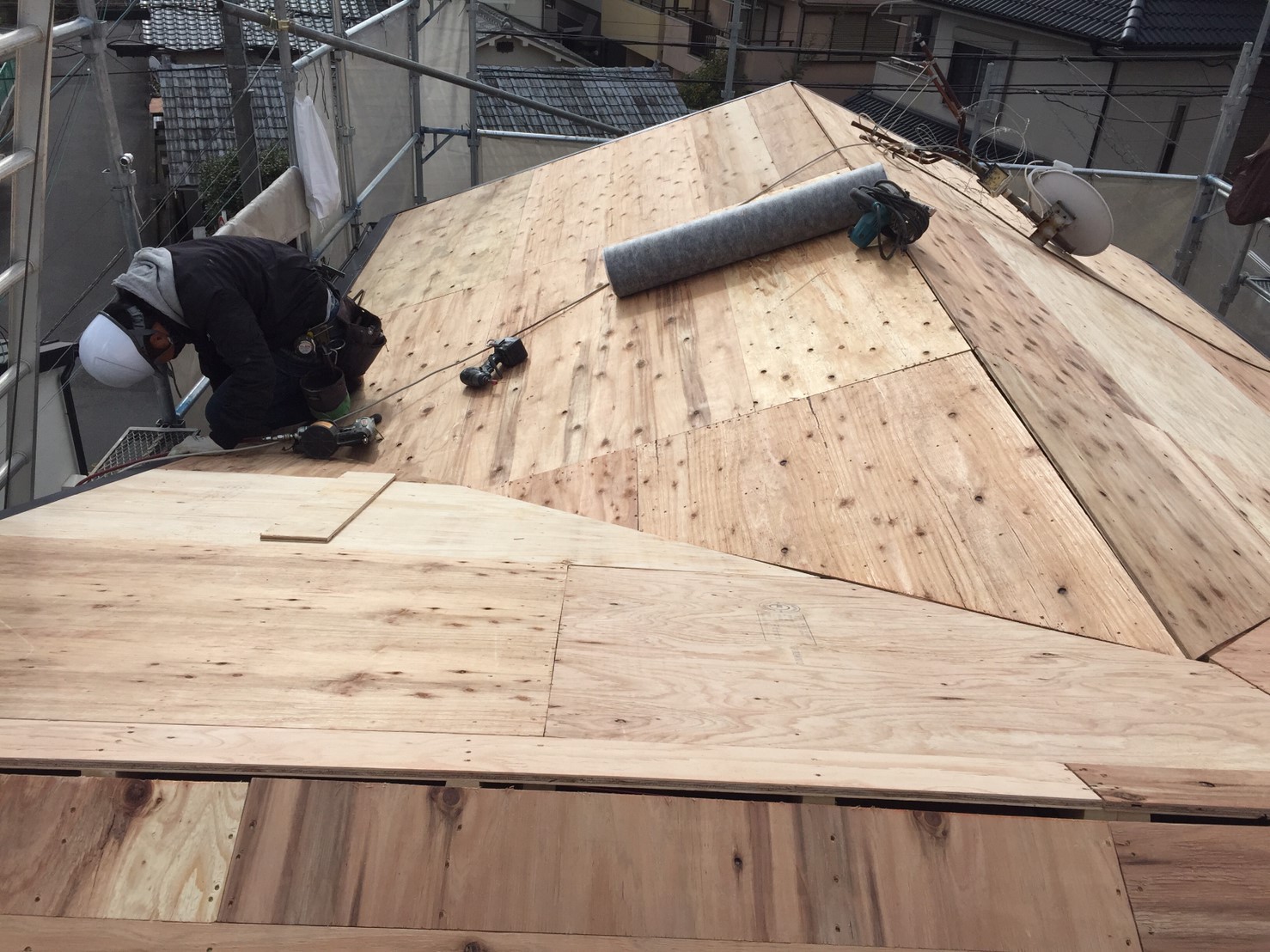 野地板を屋根面に敷き詰める増し張り